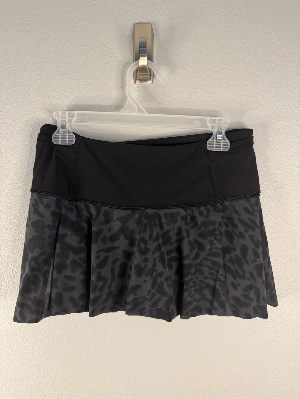 Lululemon Hit Your Stride Skirt – Animal Swirl Deep Coal Black – Size 6 – EUC